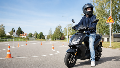 Så tar du AM-körkort – från första lektionen till moppen