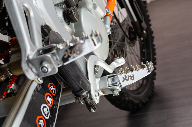 Fotsteg Derbi STR8 CNC Spår (set)