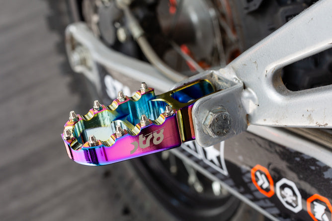 Passagerar fotpinnar Derbi STR8 CNC Neochrome (set)