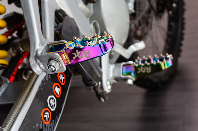 Passagerar fotpinnar Derbi STR8 CNC Neochrome (set)