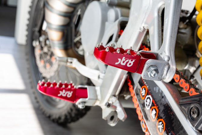 Passagerarfotpinnar Derbi STR8 CNC Röda (Set)