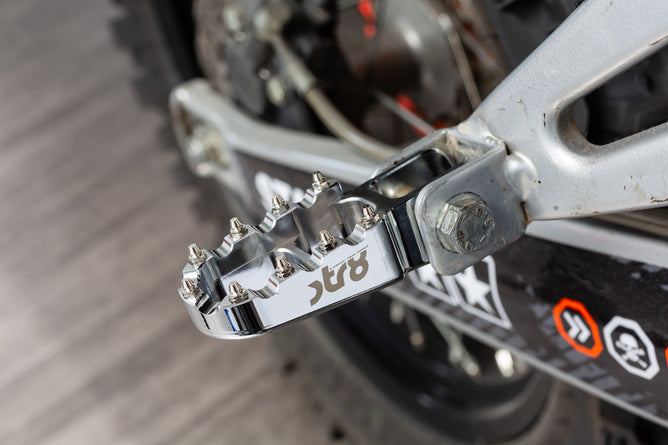 Passagerarfotstöd Derbi STR8 CNC Grooves (set)