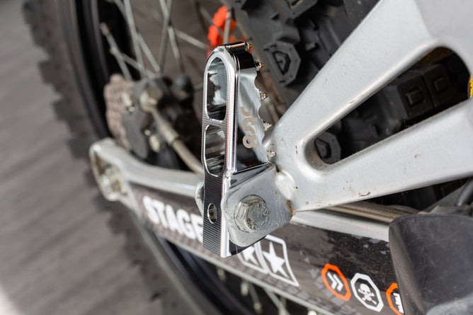 Passagerarfotstöd Derbi STR8 CNC Grooves (set)
